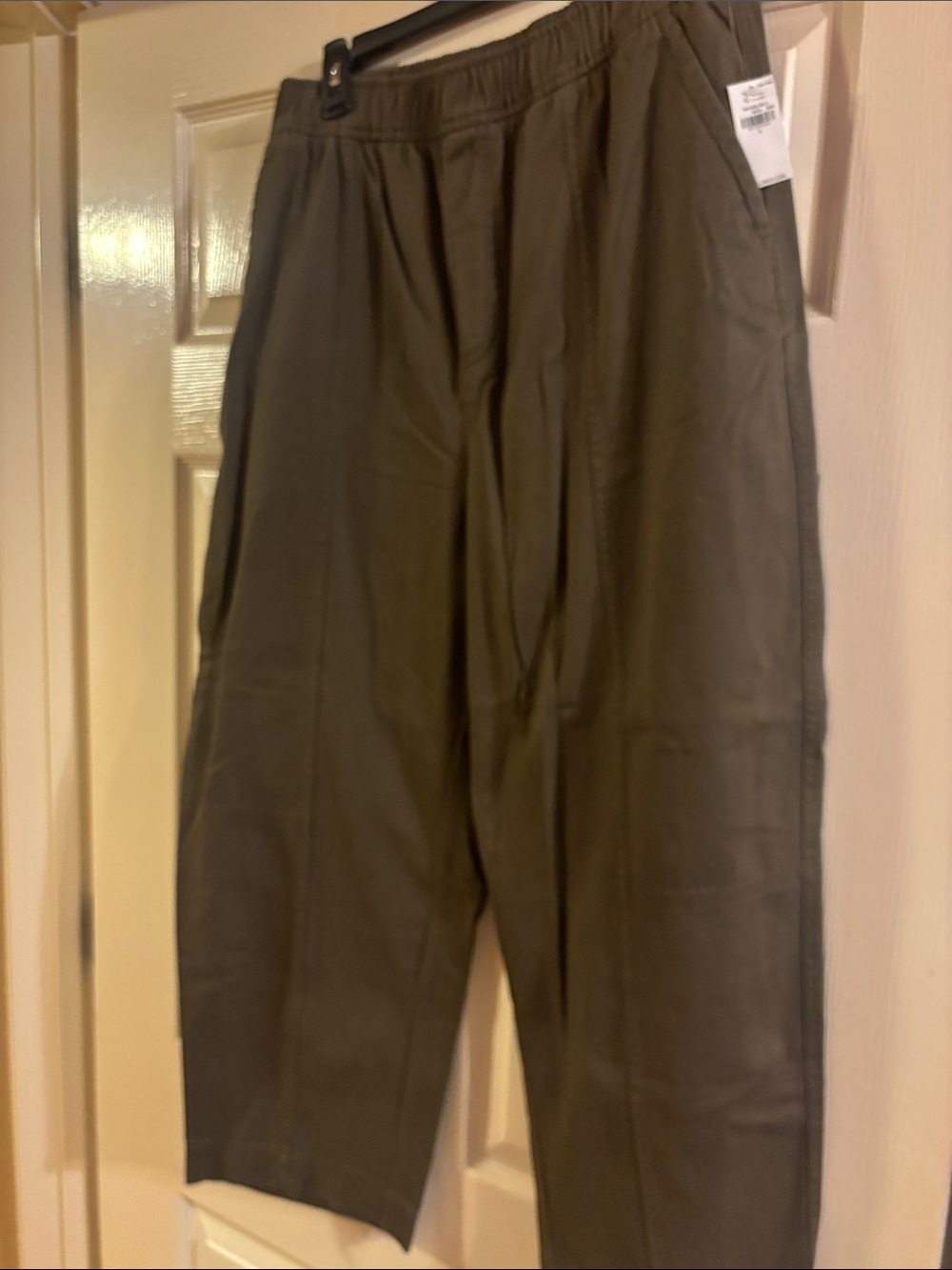 Old Navy women’s Olive barrel Chinos